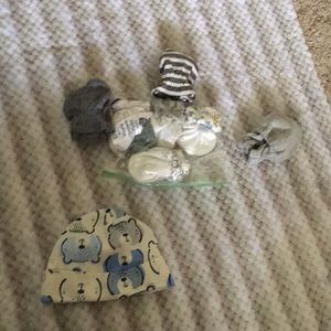 Newborn hat and 8 pairs of gloves